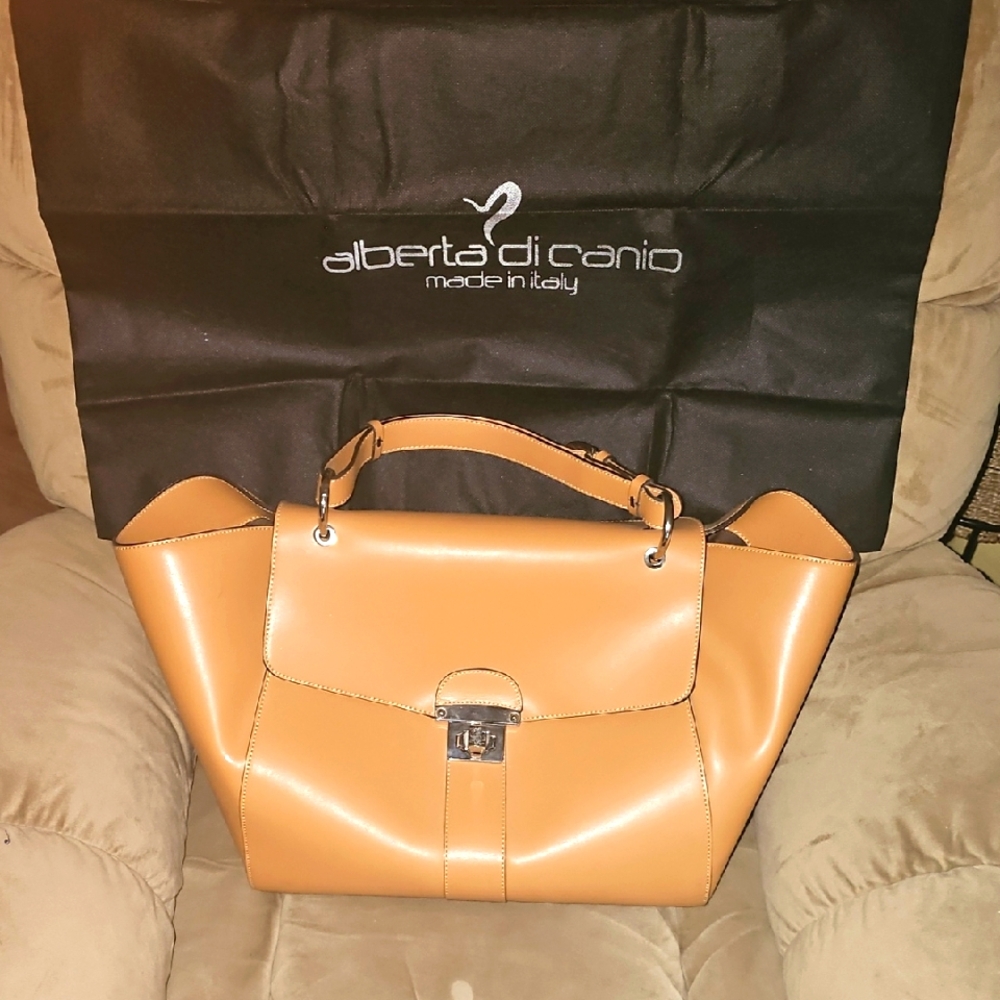 NWOT Alberta Di Canio Tote!